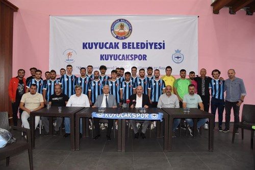 İlçemiz Kaymakamı Sn. Fehmi Sinan NİYAZİ Amatör Süper Lig Takımlarından Kuyucakspor'un Toplu İmza Törenine Katıldı.
